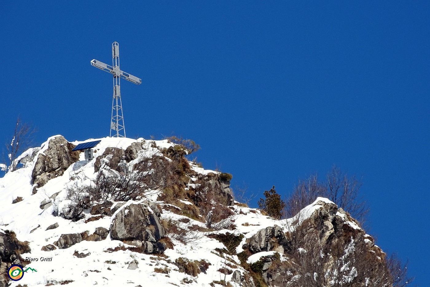34 Zoom sulla croce del Monte Castello.JPG